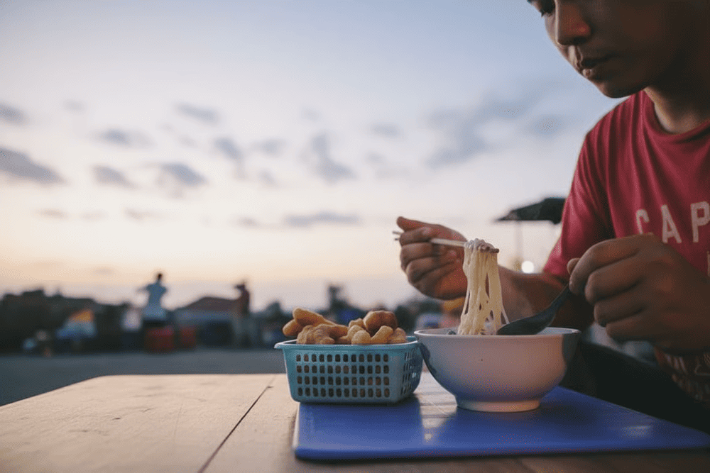 To save the Vietnam cost travel but still be able to explore the cuisine, visitors can choose to enjoy at the sidewalk restaurant